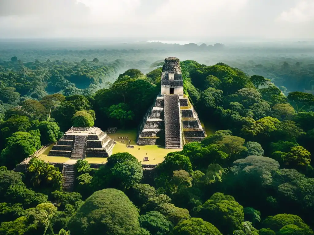 Explora la arquitectura maya en Tikal, entre conflictos bélicos y la exuberante jungla