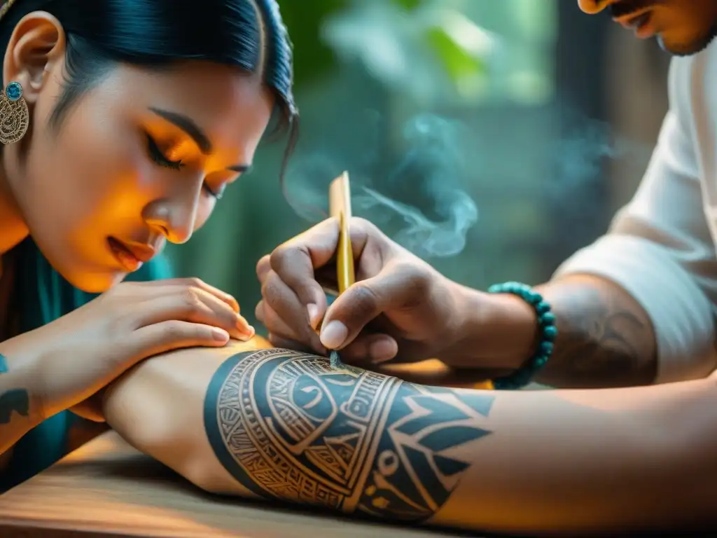 Un artista descendiente maya tatuando con cuidado un diseño tradicional