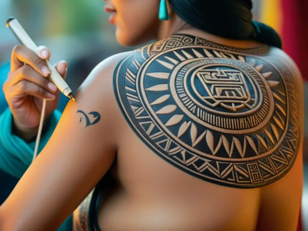 Tatuaje Maya: Tradición y Belleza en Detalle Un artista maya aplica un intrincado tatuaje con símbolos culturales, fusionando tradición y belleza en la piel