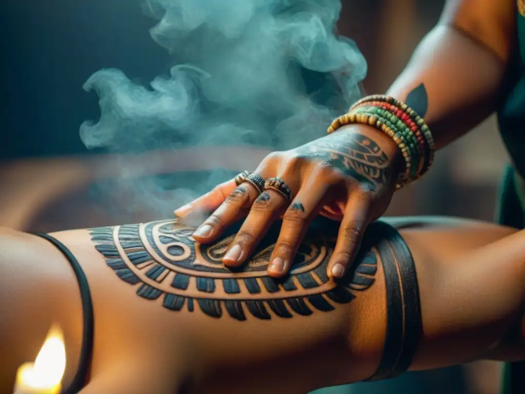 Un artista de tatuajes mayas traza con precisión un símbolo jaguar en la piel, inmerso en la cultura y el significado de los tatuajes mayas