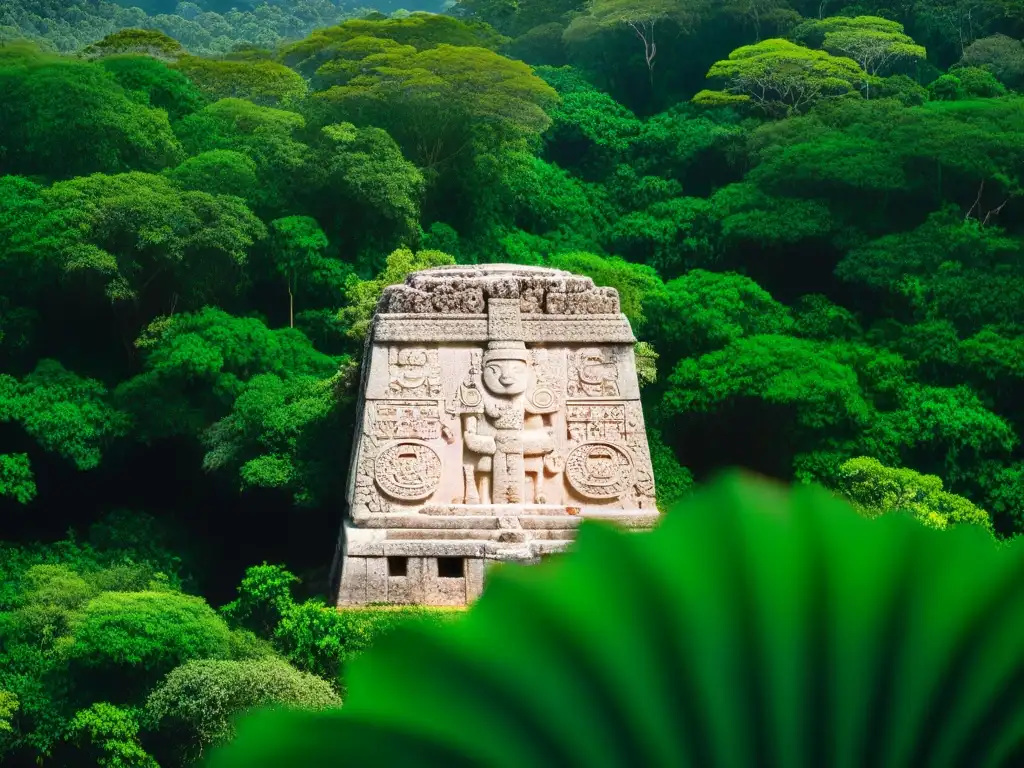 Descubriendo la Ciudad Perdida Mayas: Detalle de estela maya en Calakmul entre la exuberante selva, reflejando su rica herencia cultural