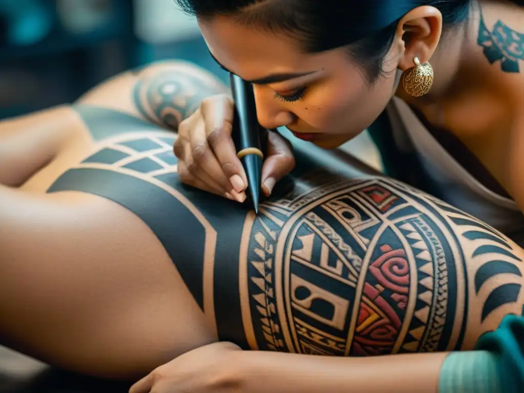 Detalle de artista maya tatuando patrones geométricos con precisión y significado cultural en la piel