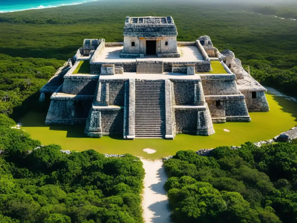 Detalle de las estrategias defensivas de la ciudad maya de Tulum: torres de vigilancia, murallas y barreras protectoras