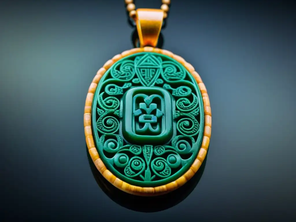 Detalle exquisito de un colgante de jade maya sobre terciopelo oscuro