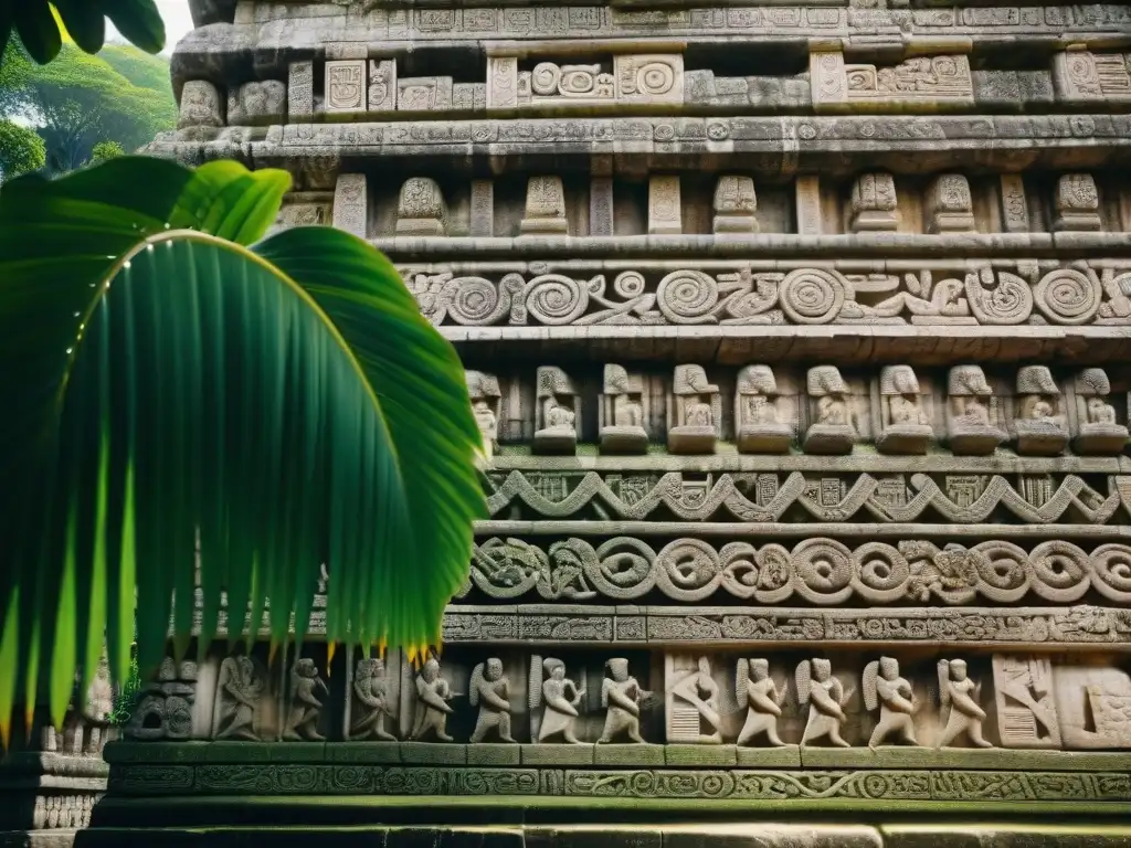 Detalle de las intrincadas esculturas de piedra en el Templo de las Inscripciones en Palenque, México, mostrando el equilibrio en el arte maya