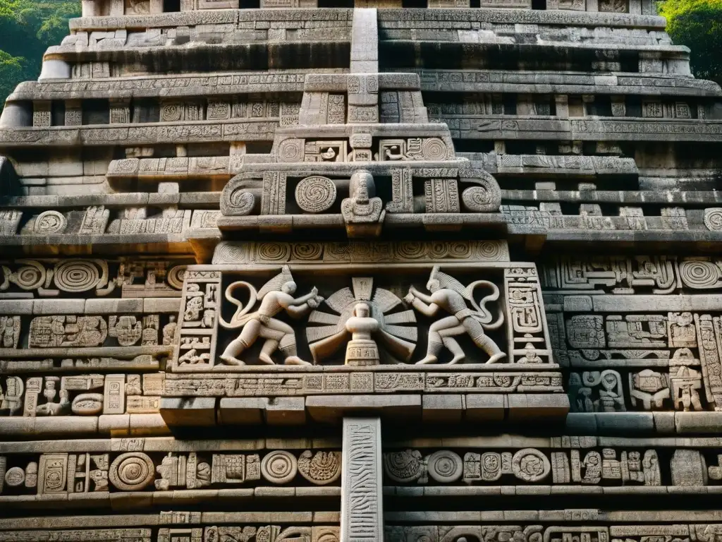 Detalle de las intrincadas tallas simétricas en la fachada de la pirámide del Templo de las Inscripciones en Palenque, resaltando la belleza matemática de la arquitectura maya