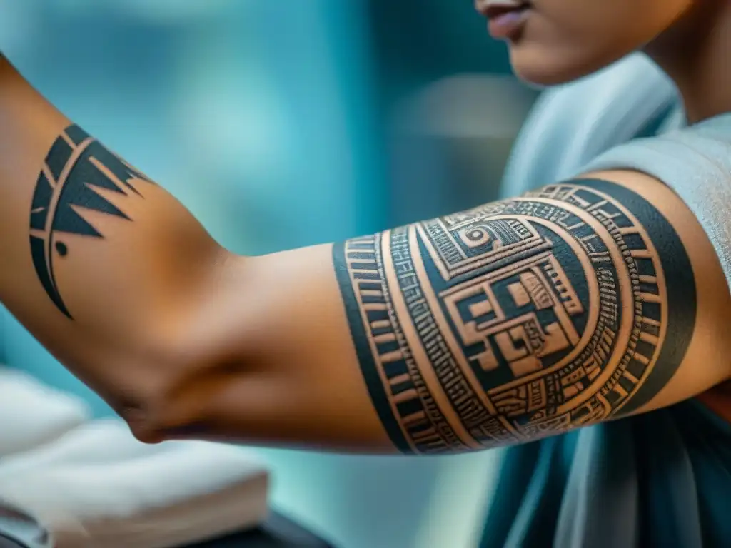 Detalle de tatuaje maya con significado cósmico: patrones geométricos y elementos simbólicos, artista concentrado y destinatario sereno