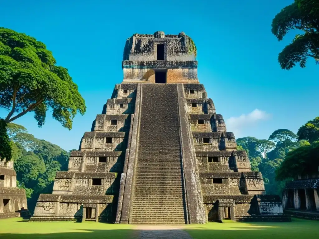 Detalle del Templo del Gran Jaguar en Tikal ciudad de los dioses, con tallados de piedra, pirámide imponente y exuberante vegetación, bajo cielo azul