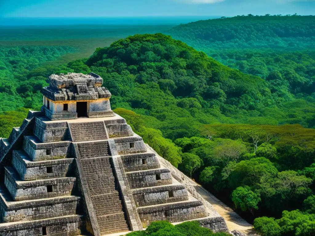 Detalles de tallados en piedra de la majestuosa pirámide de Calakmul, rodeada de exuberante selva y cielo azul