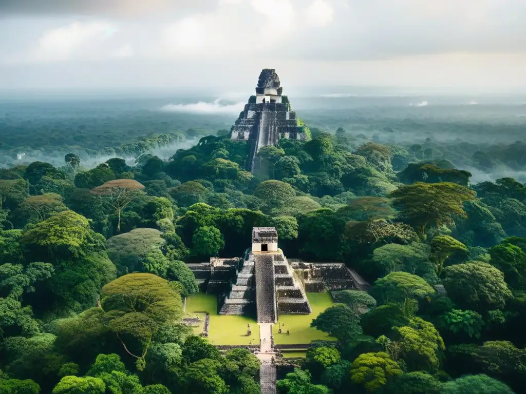 Diseño sostenible en ciudades mayas: Vista aérea detallada de Tikal, Guatemala, con pirámides entre exuberante vegetación