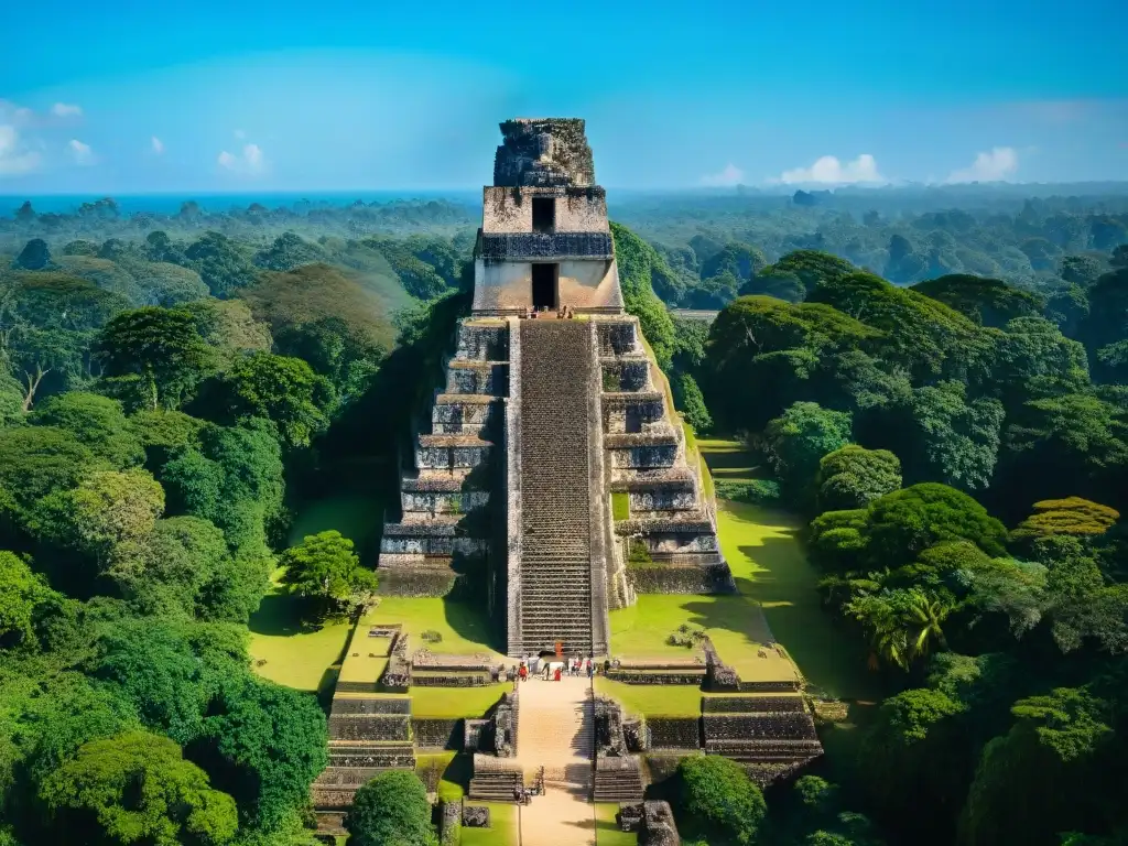 Explora la historia maya en Tikal, con sus pirámides y exuberante vegetación bajo cielo azul