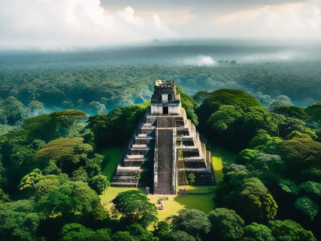 Imponente ciudad maya de Tikal con pirámides y selva, reflejando su historia de guerras y rutas comerciales mayas economía