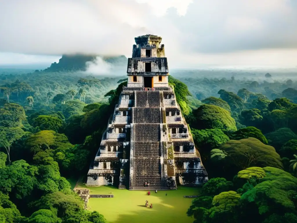 Imponente Templo I, conocido como Templo del Gran Jaguar en Tikal ciudad de los dioses, rodeado de exuberante selva verde