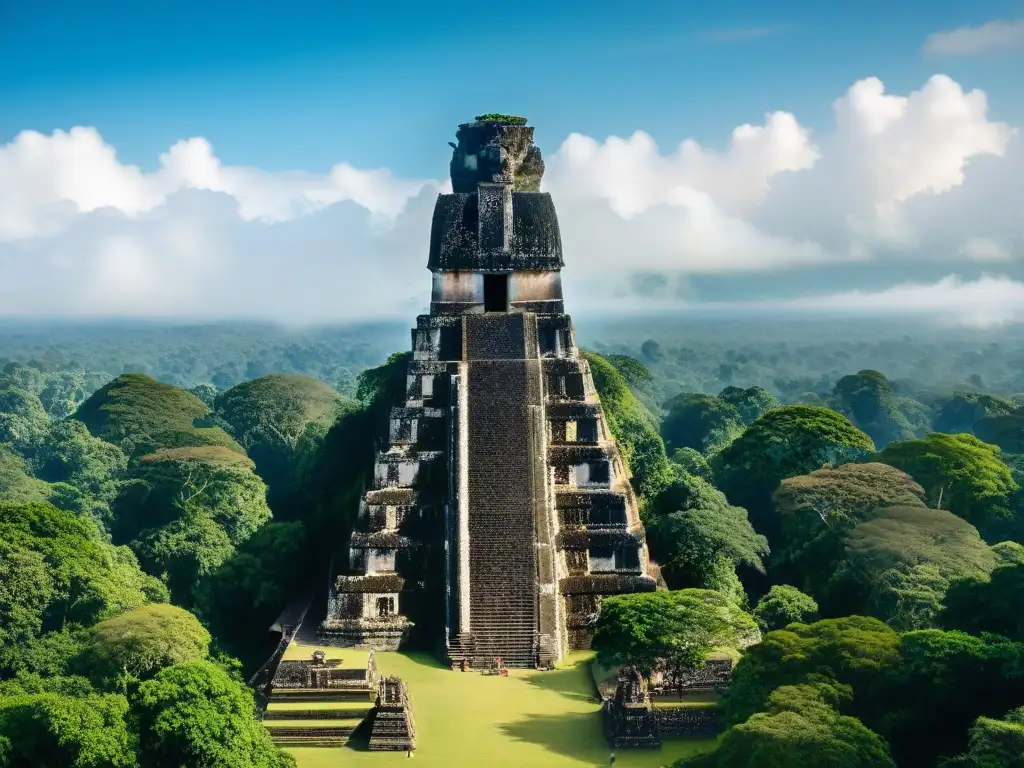 El imponente Templo I se eleva sobre la exuberante jungla de Tikal, envuelto en niebla misteriosa