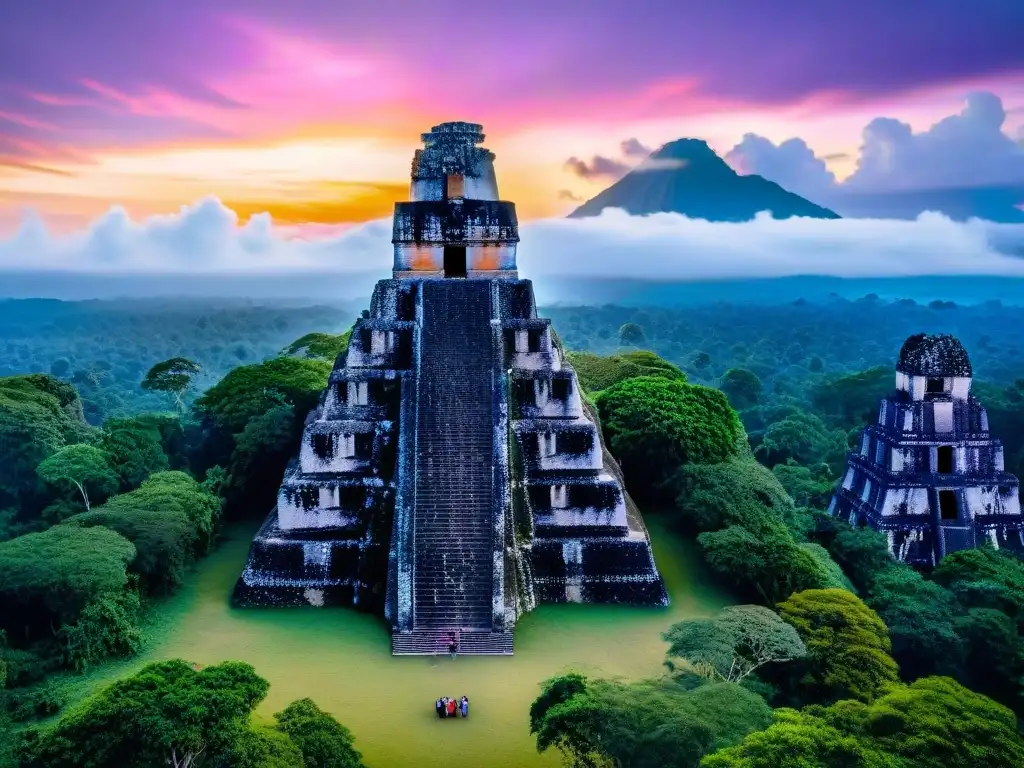 Imponentes ruinas de Tikal al atardecer, con estructuras de piedra detalladas bajo un cielo dramático en tonos naranja, rosa y morado