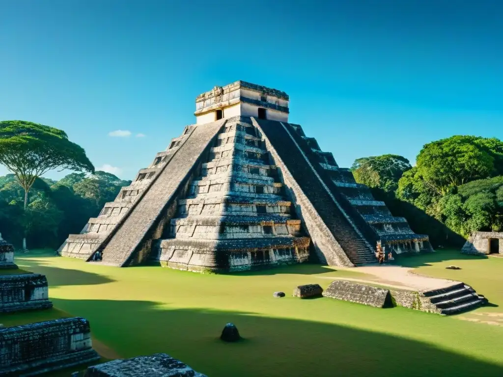 Impresionante arquitectura maya en educación turismo en Caracol, rodeada de exuberante vegetación tropical bajo cielo azul claro
