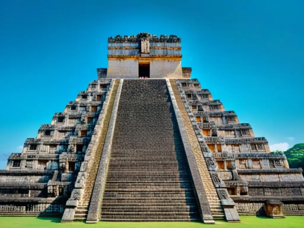 Impresionante templo maya preservado, con intrincadas esculturas y jeroglíficos