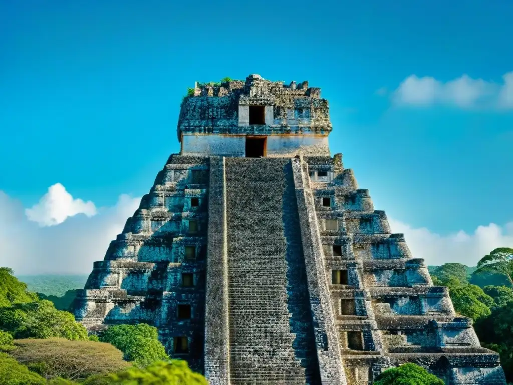 Intrincadas estrategias defensivas mayas diplomacia en ruinas de Calakmul y Tikal, entre exuberante vegetación y cielo azul