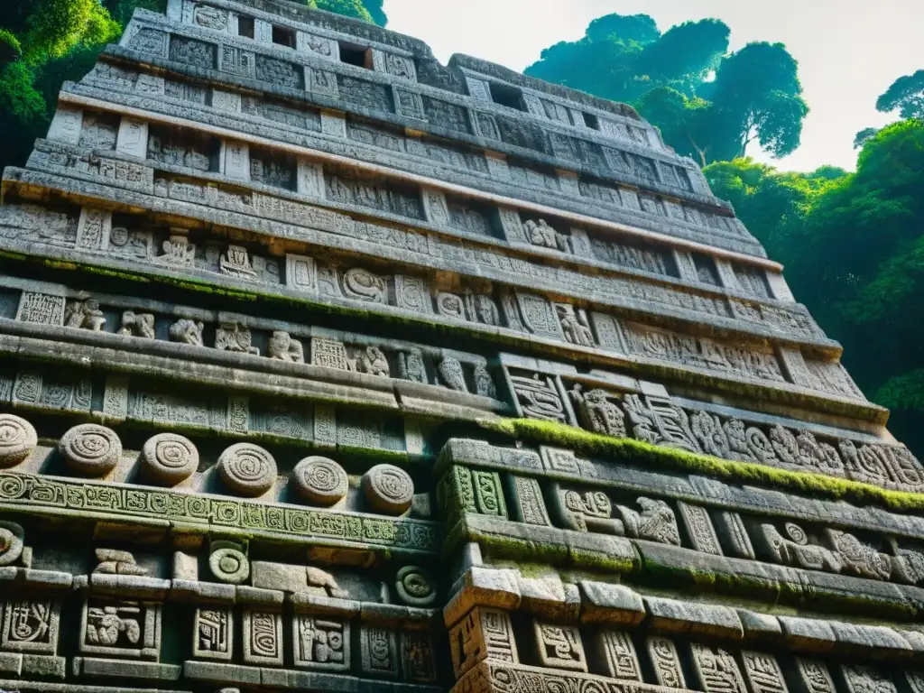 Intrincadas inscripciones y vegetación rodean el Templo de las Inscripciones en Palenque, México