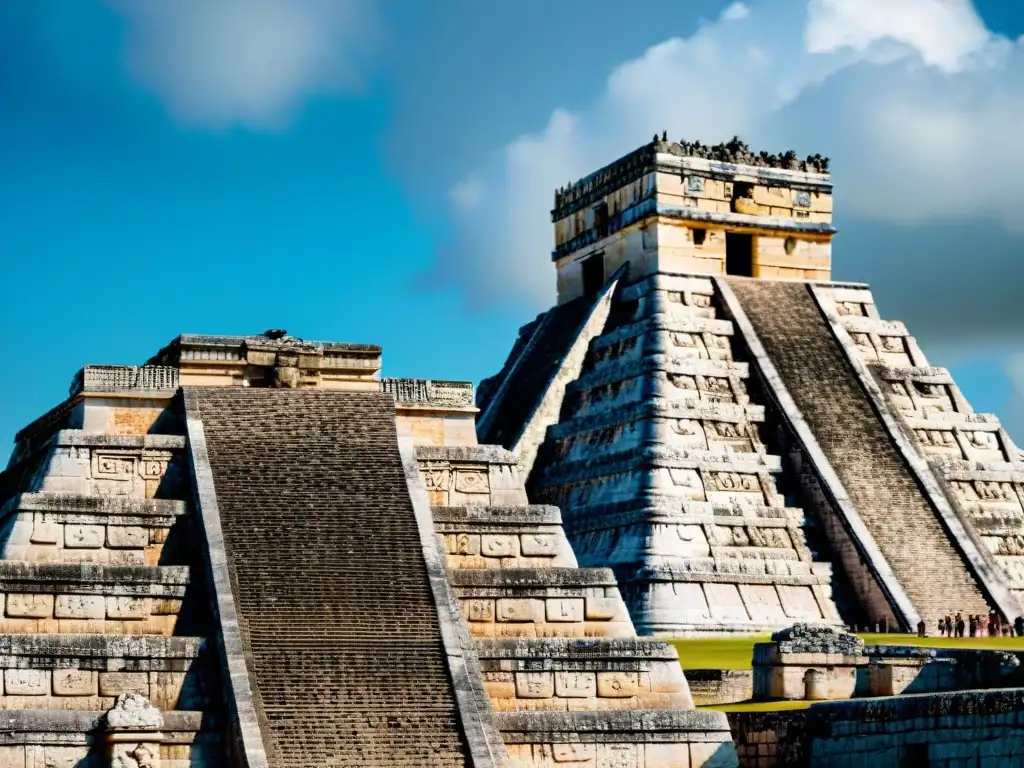 Intrincado equilibrio bien mal en la dualidad maya, reflejado en las talladas paredes del templo de Kukulkan en Chichen Itza