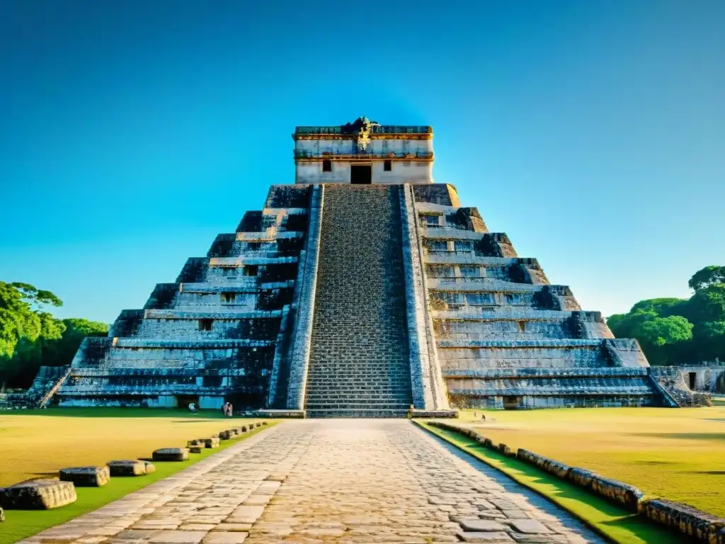 La majestuosa pirámide de Kukulkán en Chichén Itzá, rodeada de vegetación exuberante bajo un cielo azul