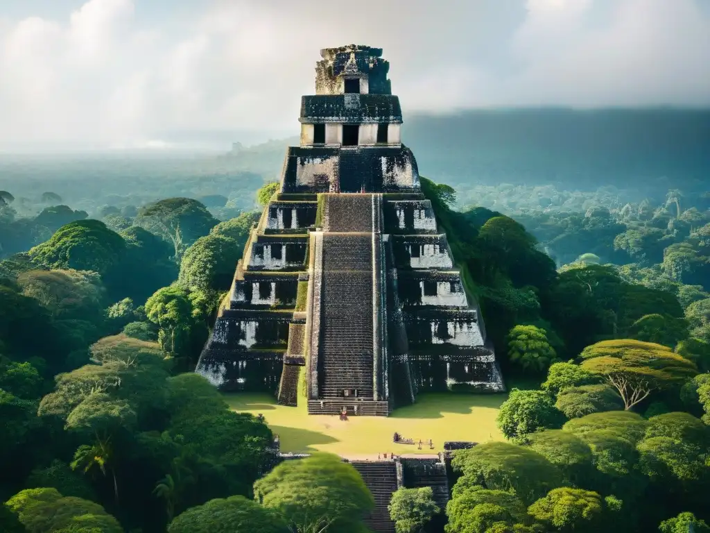 Majestuosas ruinas mayas de Tikal con el Templo I, mostrando detalles intrincados y la exuberante jungla