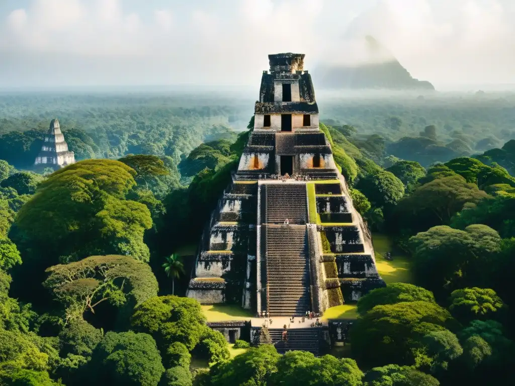 Explora la majestuosidad de la arquitectura maya en Tikal, con pirámide y selva exuberante