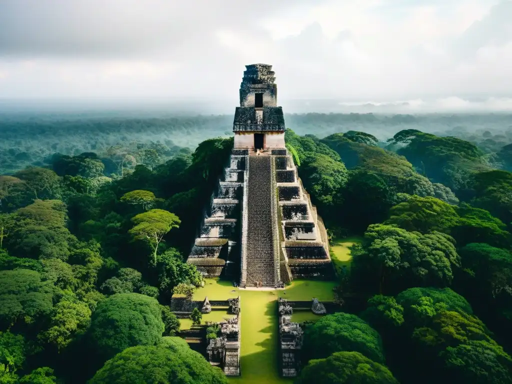 Descubre la majestuosidad de Tikal, con sus pirámides y templos entre la exuberante selva