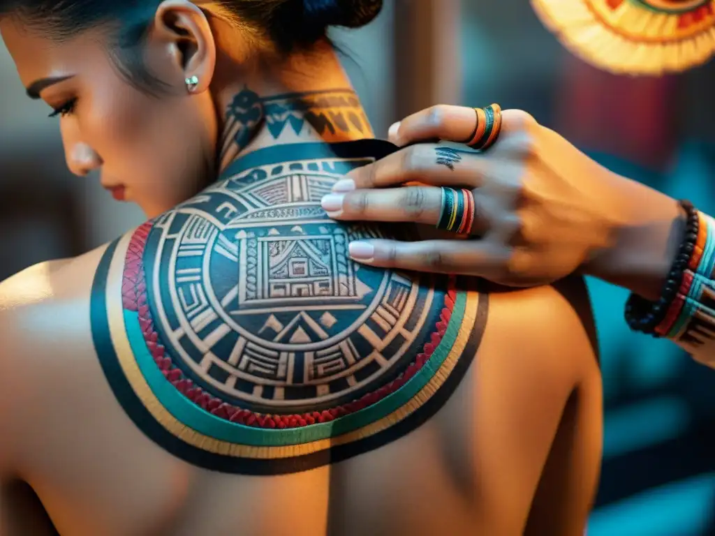 Mano experta tatuando diseño maya en piel de descendiente, en práctica tradicional tatuaje descendientes mayas