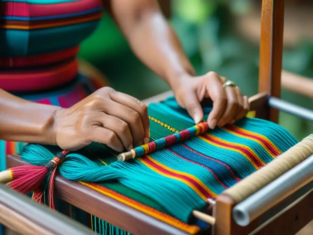 Las manos de una mujer maya tejen intrincados textiles, narrando el cosmos y la naturaleza