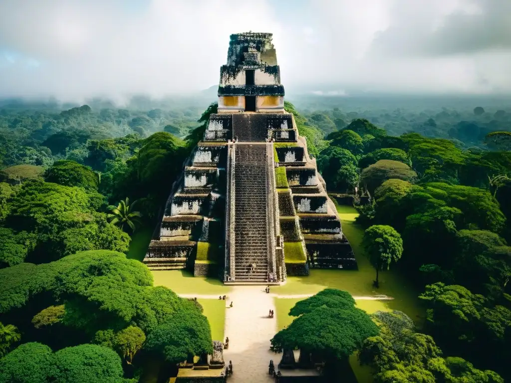 Descubre la misteriosa Ingeniería Acústica de los templos mayas de Tikal entre exuberante vegetación