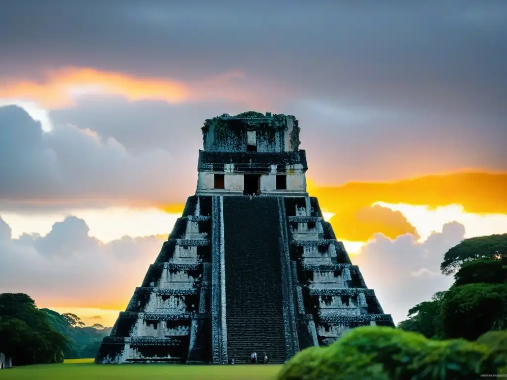 Narrativa visual en arquitectura maya: Detalles intrincados de las ruinas de Tikal al amanecer