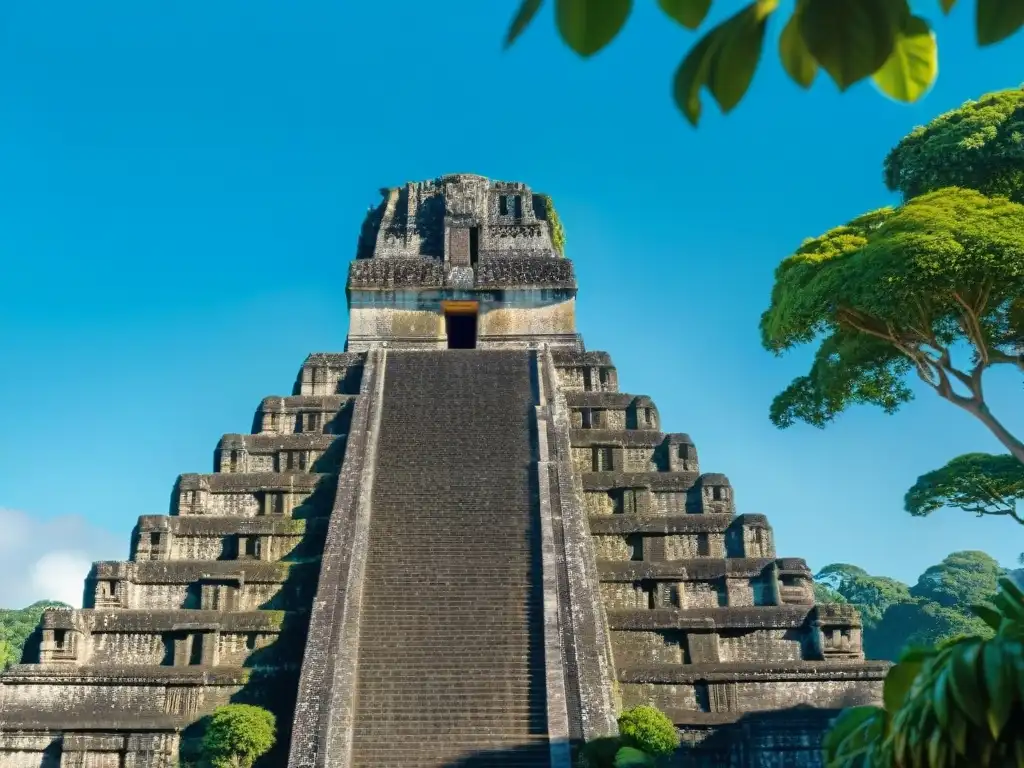 Recorridos virtuales templos mayas: Detalle antiguo del Templo del Gran Jaguar en Tikal, rodeado de exuberante vegetación bajo cielo azul