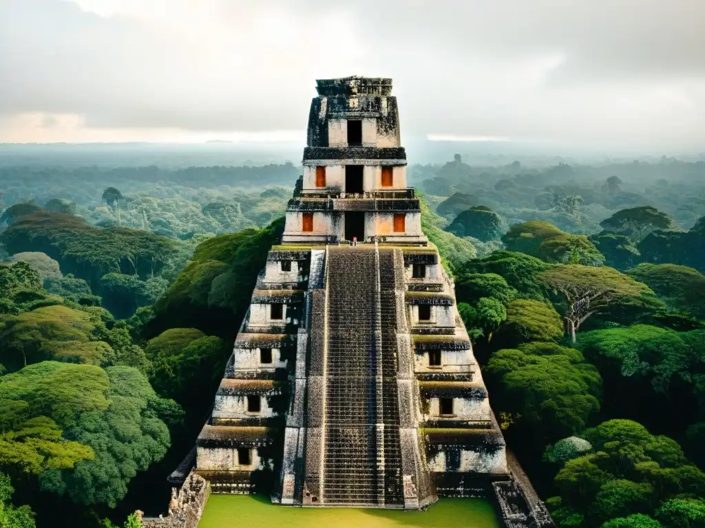 Ruinas mayas de Tikal, Guatemala: arquitectura de piedra y naturaleza en turismo sustentable