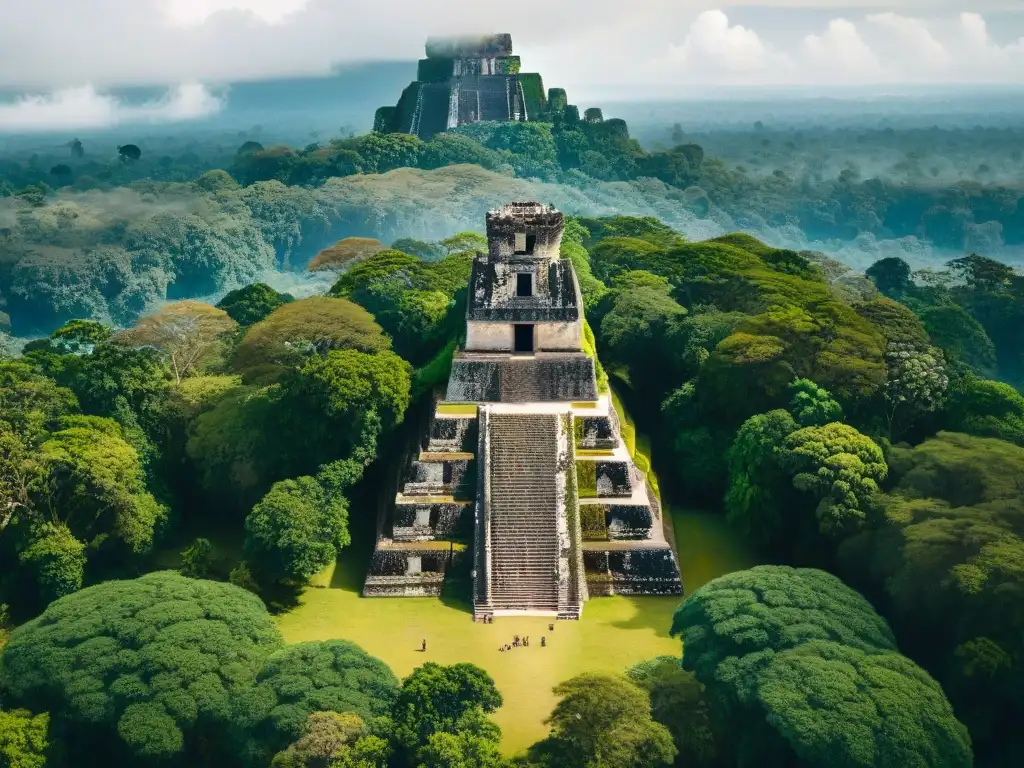 Ruinas mayas de Tikal en Guatemala, con templos de piedra rodeados de selva verde