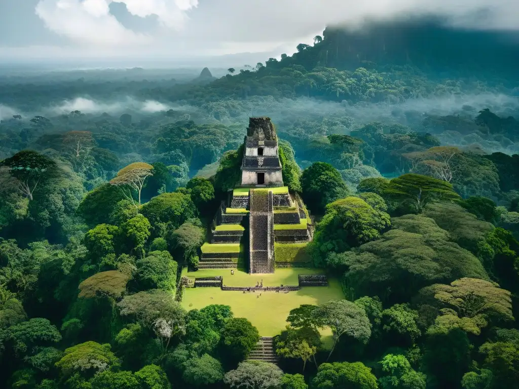 Ruinas de Tikal, pirámides y templos rodeados de selva verde, reflejando la estrategia de guerra maya