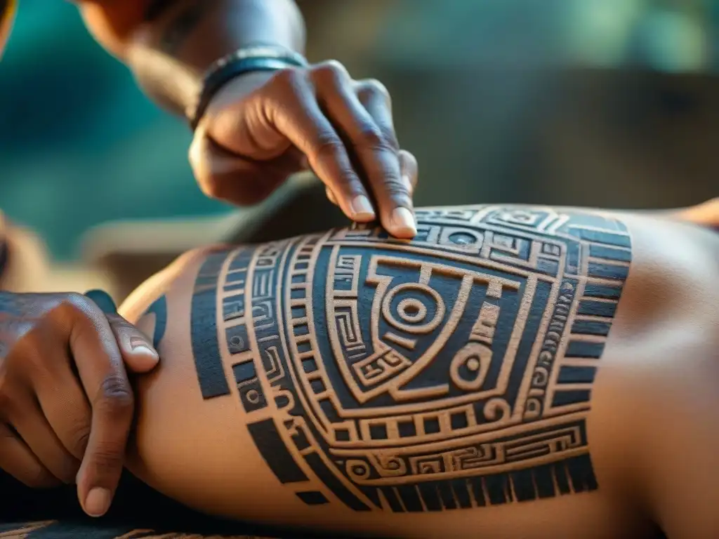 Tatuaje maya: fusión ancestral y moderna Un símbolo maya se tatúa meticulosamente en la piel, fusionando tradición y cultura en un intenso proceso de tatuaje