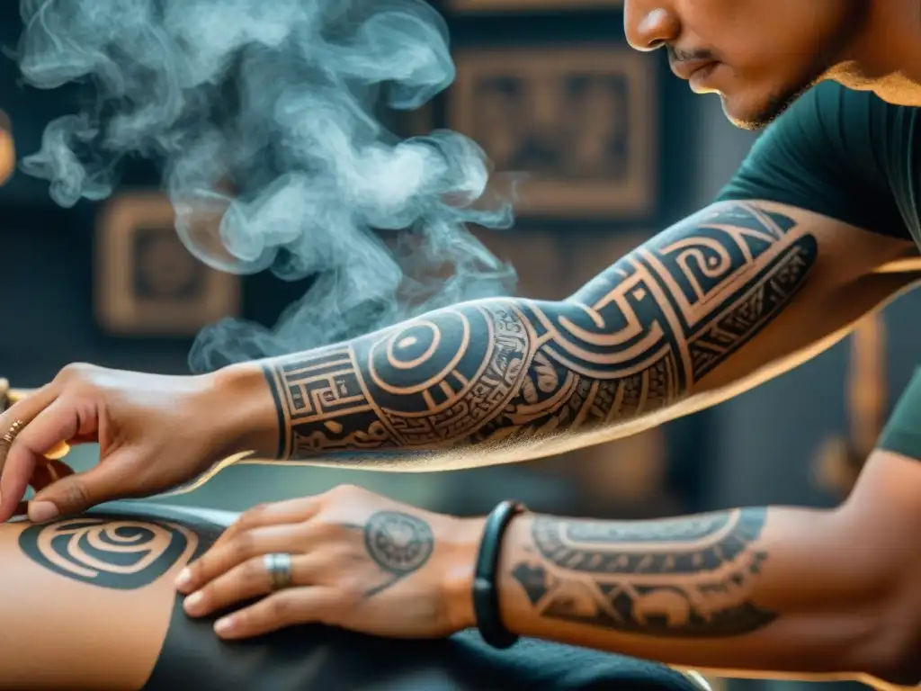 Un tatuador maya crea un diseño tradicional en un cliente, destacando la técnica y la cultura maya