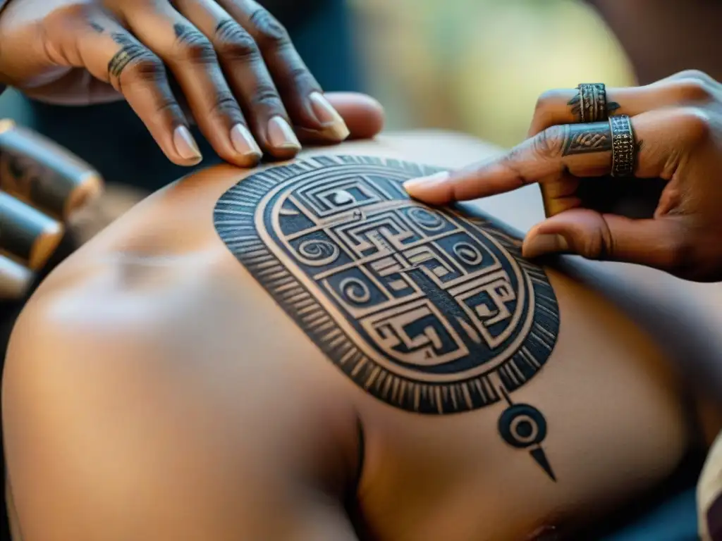 Un tatuaje de un glifo maya siendo cuidadosamente elaborado en la piel, resaltando el significado y la técnica ancestral