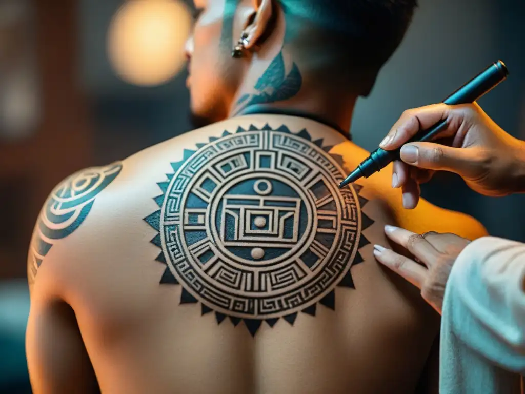 Un tatuaje maya de significado cósmico siendo delicadamente plasmado en la piel, capturando la esencia de la tradición y el arte