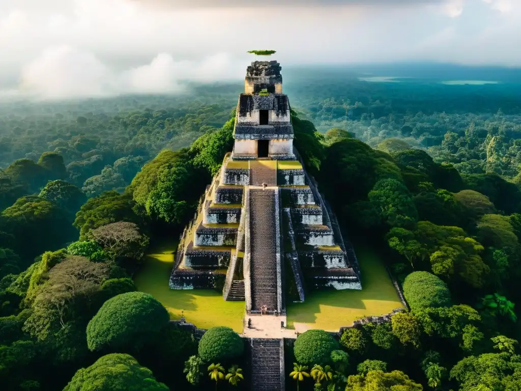 Vista aérea de la antigua ciudad maya de Tikal y sus imponentes pirámides entre la densa selva