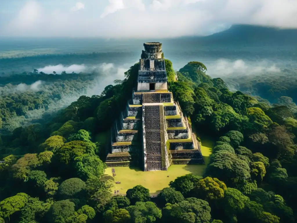 Vista aérea de la antigua ciudad maya de Tikal, Guatemala, resaltando su grandiosidad y el origen y legado de los Mayas