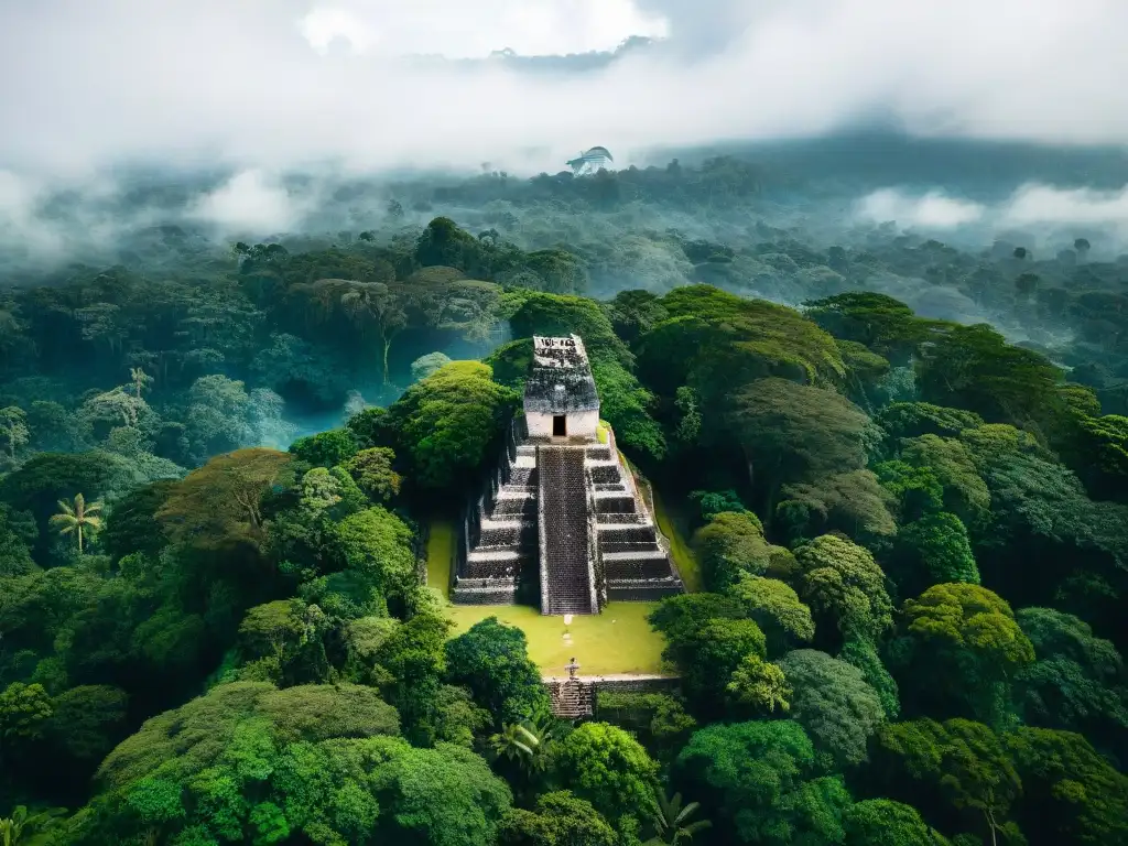 Vista aérea de la arquitectura maya en la selva: pirámides, grabados y plazas de Tikal entre la exuberante vegetación y la neblina