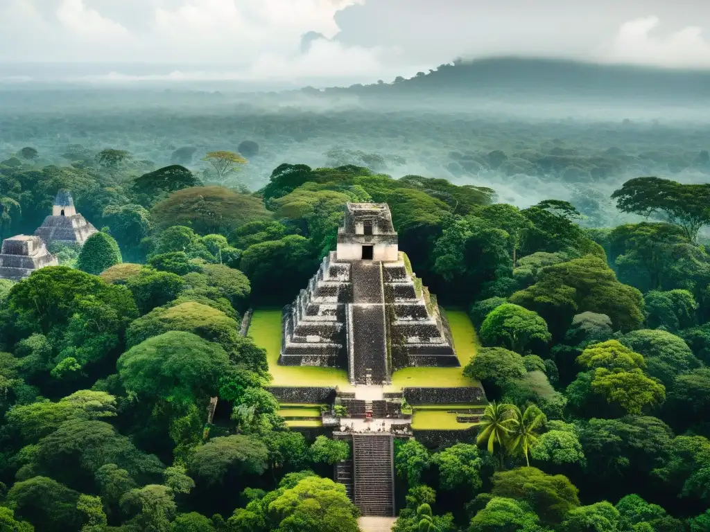 Vista aérea de Tikal, ciudad maya con su arquitectura y red de calles, destacando su planificación urbana