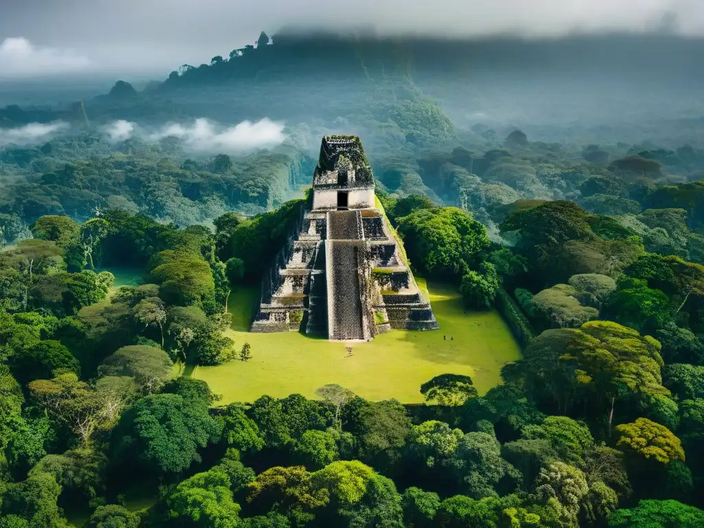 Vista aérea de las ruinas mayas de Tikal en Guatemala, destacando pirámides y tallados rodeados de selva verde